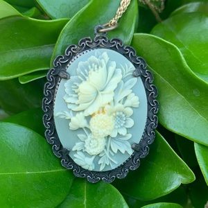 Vintage Floral Cameo Pendant Necklace